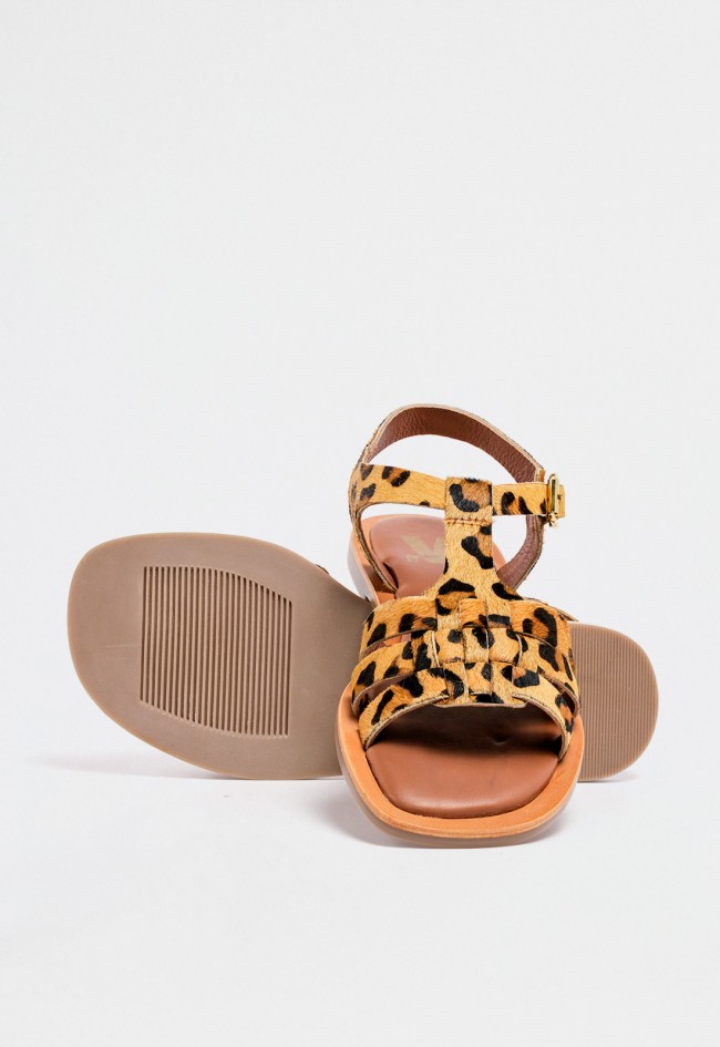 Sandalia plana de piel estampado leopardo para mujer con diseño de tiras y hebilla dorada VAS rsp-10807