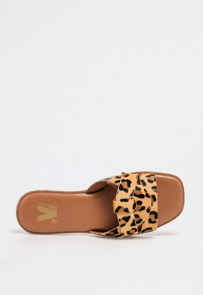 Sandalia plana tipo slide de piel con pelillo y estampado leopardo con tiras cruzadas de diseño natural VAS rsp-10592