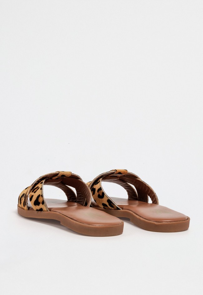 Sandalia plana tipo slide de piel con pelillo y estampado leopardo con tiras cruzadas de diseño natural VAS rsp-10592