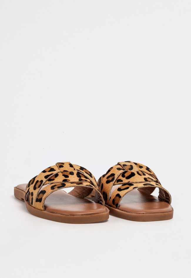 Sandalia plana tipo slide de piel con pelillo y estampado leopardo con tiras cruzadas de diseño natural VAS rsp-10592