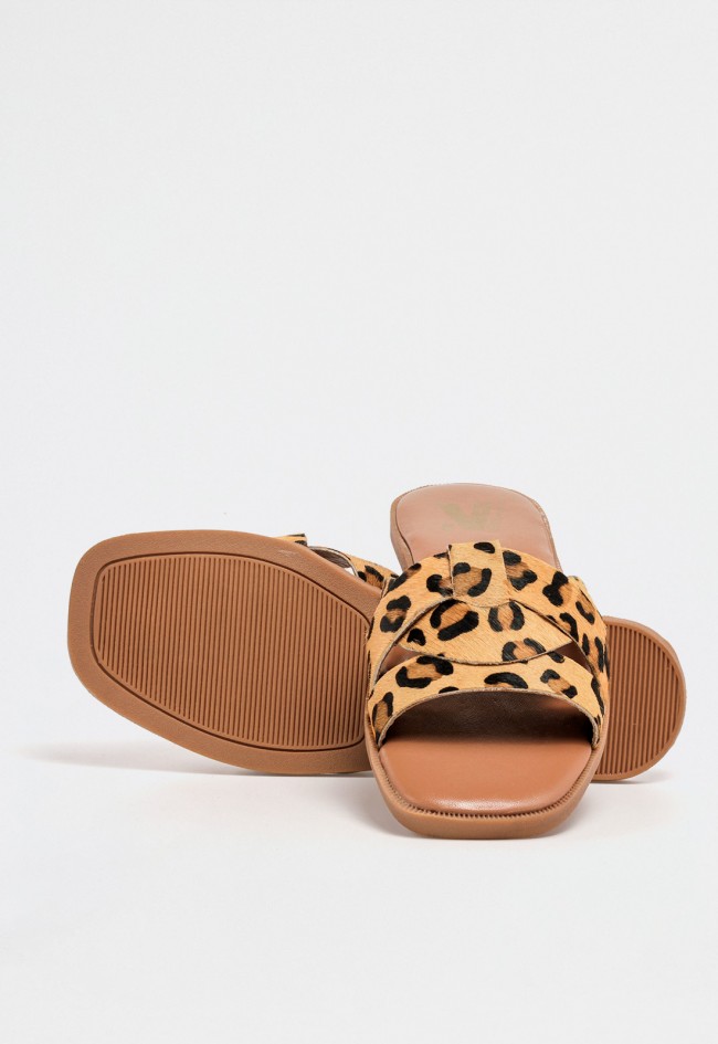 Sandalia plana tipo slide de piel con pelillo y estampado leopardo con tiras cruzadas de diseño natural VAS rsp-10592