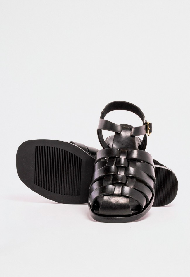 Sandalia plana cangrejera de piel negra con diseño trenzado y cierre lateral de hebilla metálica VAS rsp-8773