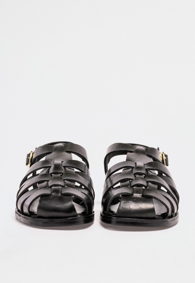 Sandalia plana cangrejera de piel negra con diseño trenzado y cierre lateral de hebilla metálica VAS rsp-8773