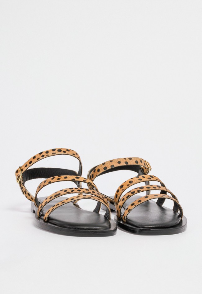 Sandalia pony plana de mujer de piel y lunares tipo animal print con tiras finas y cierre ajustable al tobillo VAS rsp-11069