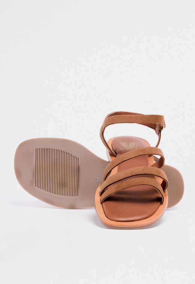 Sandalia plana de mujer en serraje color cuero con tiras finas y cierre con hebilla al tobillo VAS rsp-11069