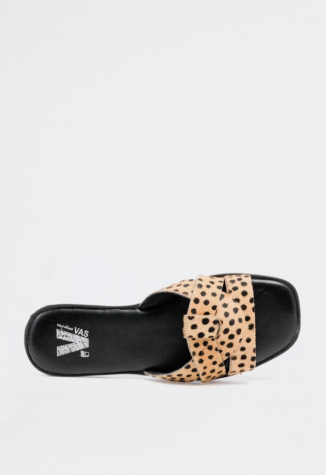 Sandalia plana de mujer tipo slide en piel con pelillo y lunares animal print de diseño cruzado VAS rsp-10592