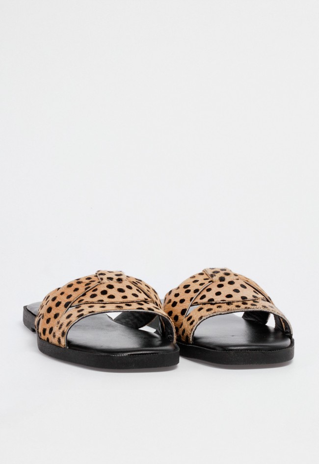 Sandalia plana de mujer tipo slide en piel con pelillo y lunares animal print de diseño cruzado VAS rsp-10592
