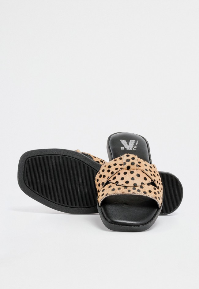 Sandalia plana de mujer tipo slide en piel con pelillo y lunares animal print de diseño cruzado VAS rsp-10592