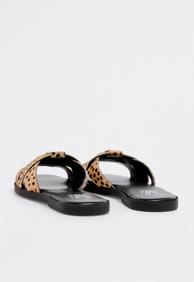 Sandalia plana de mujer tipo slide en piel con pelillo y lunares animal print de diseño cruzado VAS rsp-10592