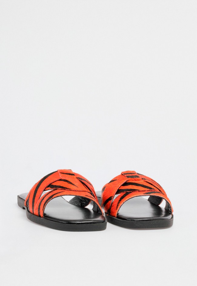 Sandalia plana de mujer tipo slide en piel con pelillo y estampado animal print en naranja y negro VAS rsp-10592