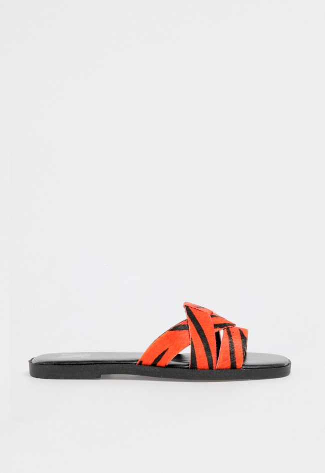 Sandalia plana de mujer tipo slide en piel con pelillo y estampado animal print en naranja y negro VAS rsp-10592