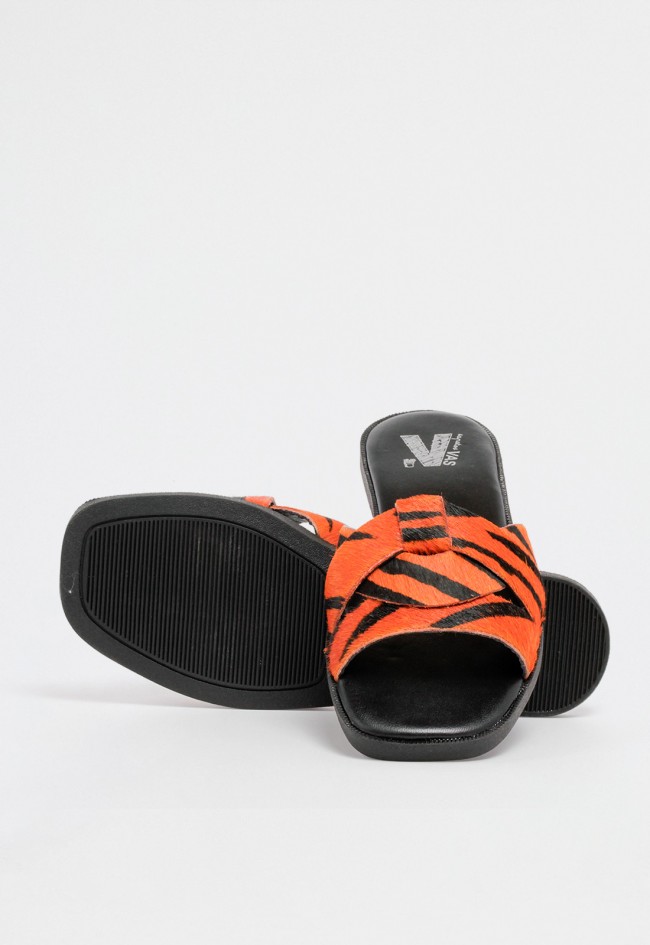 Sandalia plana de mujer tipo slide en piel con pelillo y estampado animal print en naranja y negro VAS rsp-10592