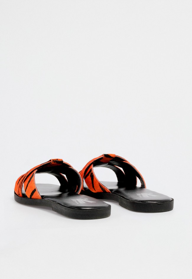 Sandalia plana de mujer tipo slide en piel con pelillo y estampado animal print en naranja y negro VAS rsp-10592