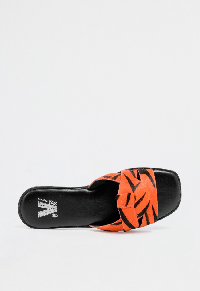 Sandalia plana de mujer tipo slide en piel con pelillo y estampado animal print en naranja y negro VAS rsp-10592
