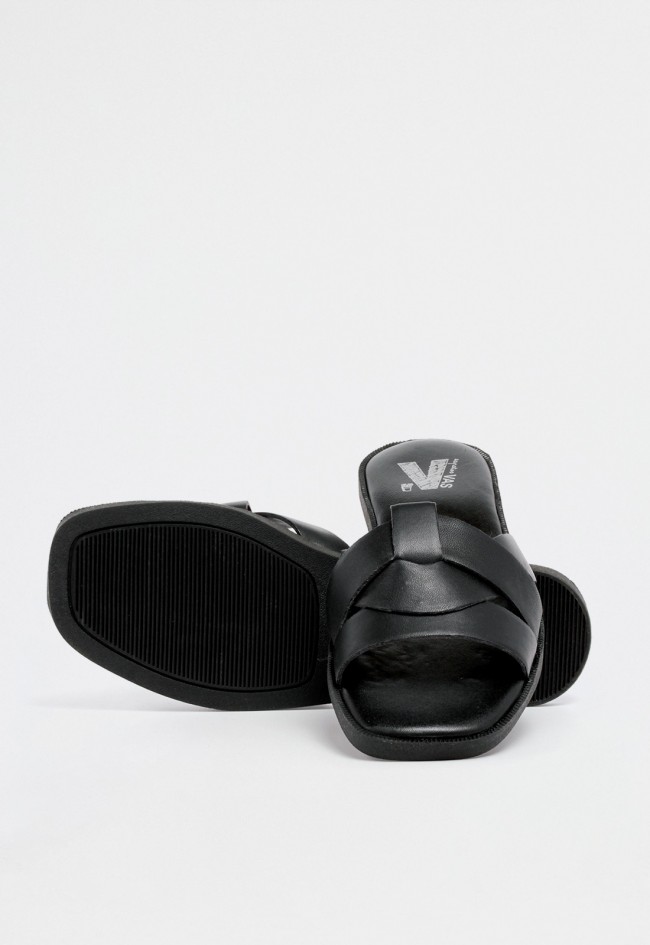 Sandalia plana de mujer tipo slide en piel negra con diseño de tiras cruzadas y acabado minimalista VAS rsp-10592
