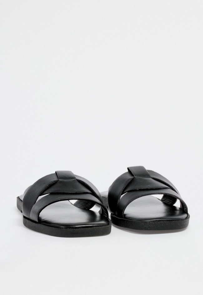 Sandalia plana de mujer tipo slide en piel negra con diseño de tiras cruzadas y acabado minimalista VAS rsp-10592