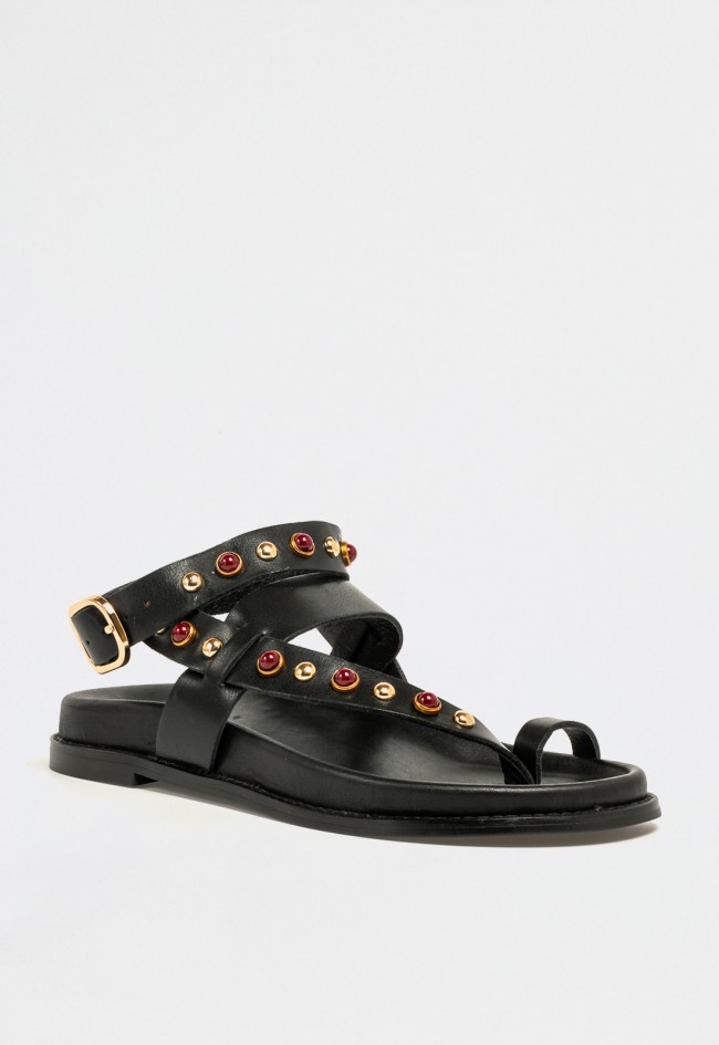 Sandalia plana de mujer en piel negra con tachuelas doradas y piedras burdeos de estilo atrevido VAS d51004