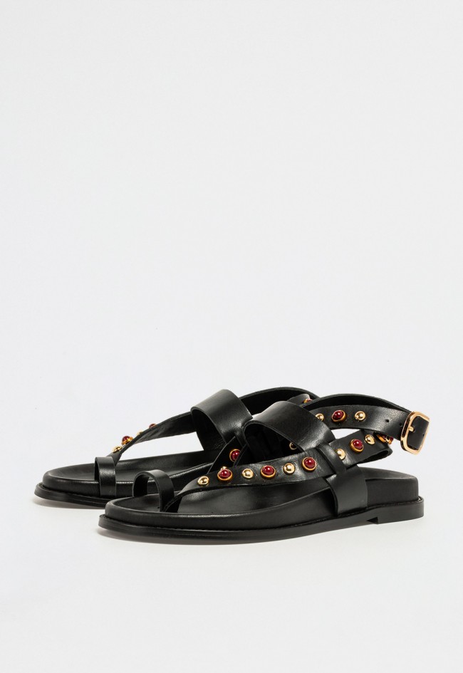 Sandalia plana de mujer en piel negra con tachuelas doradas y piedras burdeos de estilo atrevido VAS d51004