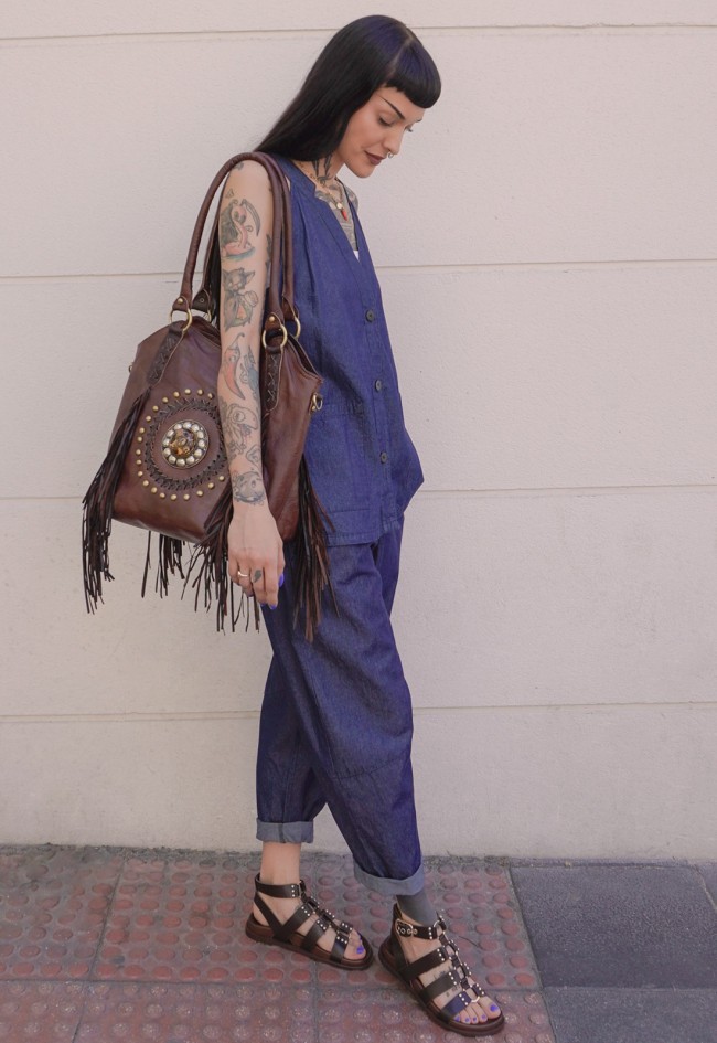 Sandalia plana de mujer estilo romana en piel marrón con tachuelas doradas y cierre al tobillo con hebilla VAS d51013