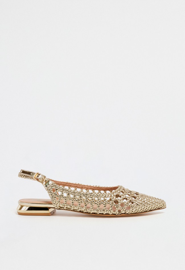 Bailarina de mujer trenzada en color dorado con diseño abierto, punta fina y plantilla de piel Carmina Jhilton 14-2416