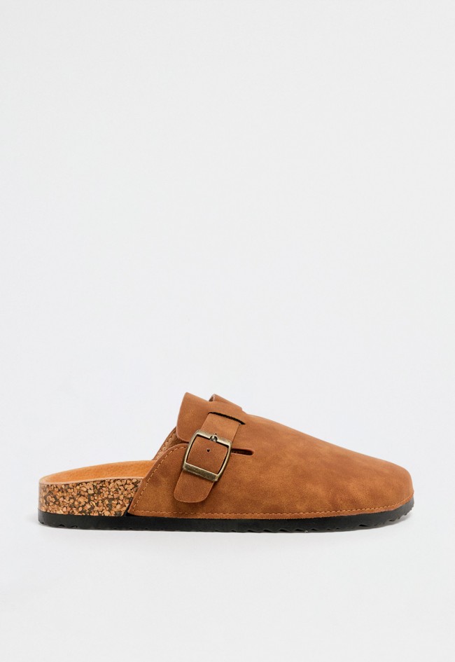 Zueco de mujer color cuero con hebilla metálica y suela bio anatómica VAS h27-2527