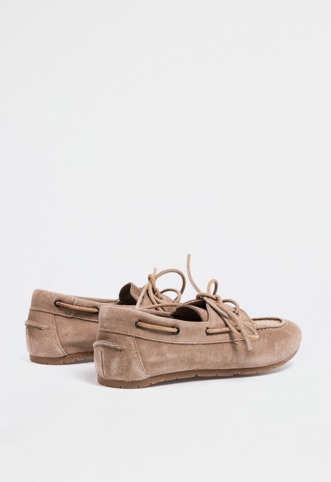 Náutico de mujer en piel serraje color taupe — estilo clásico y desenfadado con un toque chic Glo 8517
