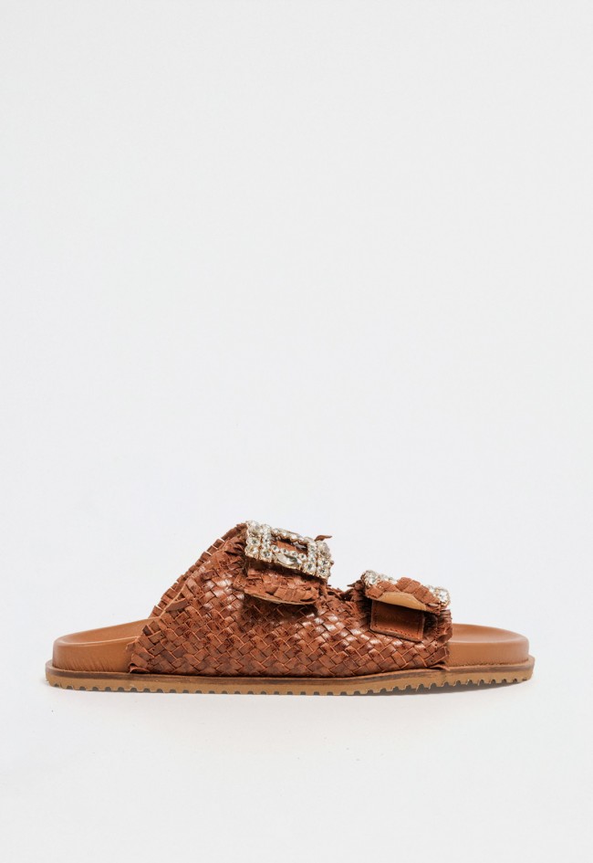 Sandalia de mujer en piel trenzada color cuero con hebillas joya — sofisticación effortless Glo 271 mirror