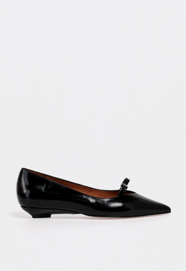 Bailarina de piel charol negra con mini tacón y detalle pulsera — elegancia atemporal Alarcón 25044-620a