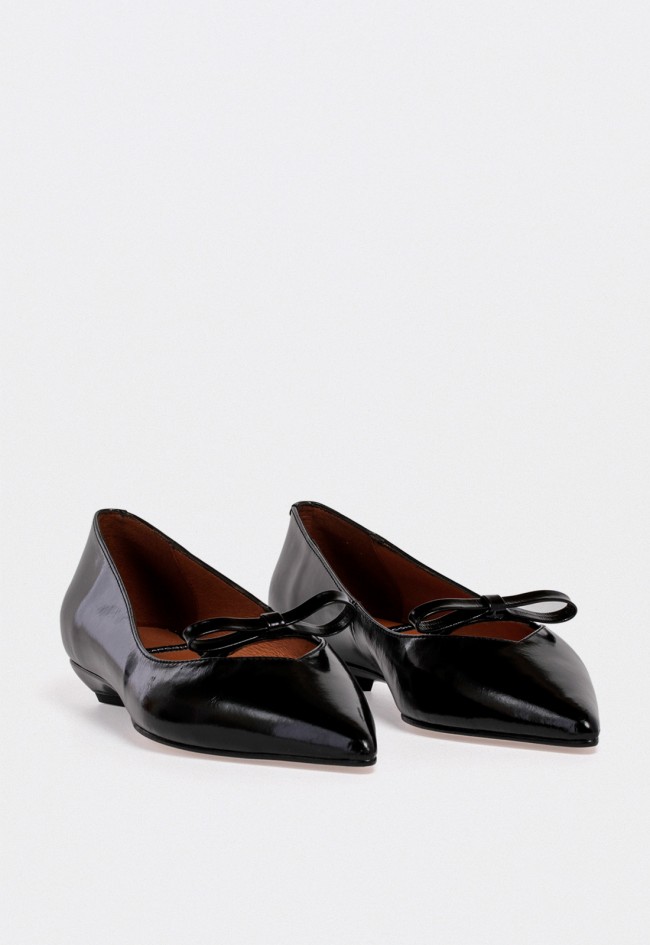 Bailarina de piel charol negra con mini tacón y detalle pulsera — elegancia atemporal Alarcón 25044-620a