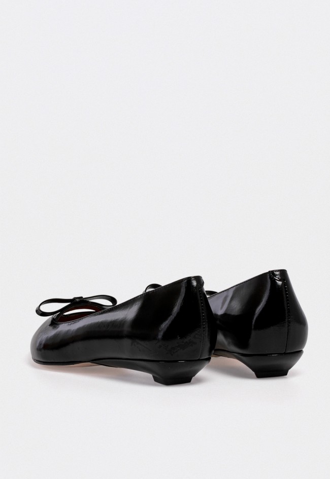 Bailarina de piel charol negra con mini tacón y detalle pulsera — elegancia atemporal Alarcón 25044-620a