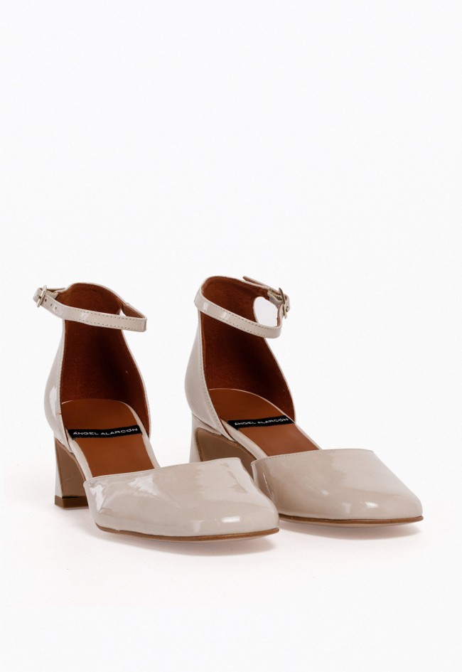 Zapato de piel charol beige con pulsera al tobillo y tacón geométrico — sofisticación minimal Alarcón 24013-275a