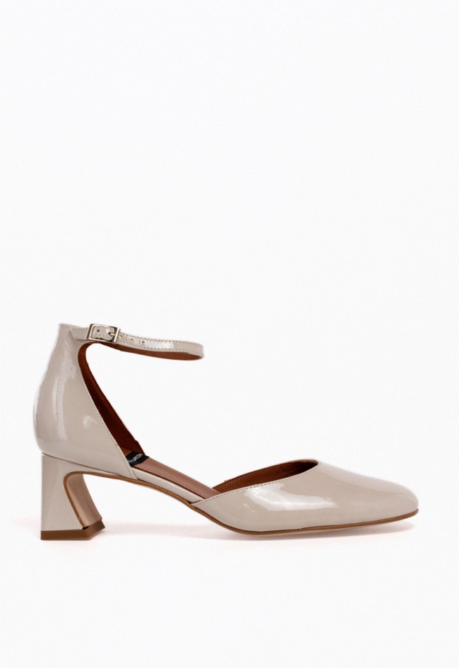 Zapato de piel charol beige con pulsera al tobillo y tacón geométrico — sofisticación minimal Alarcón 24013-275a