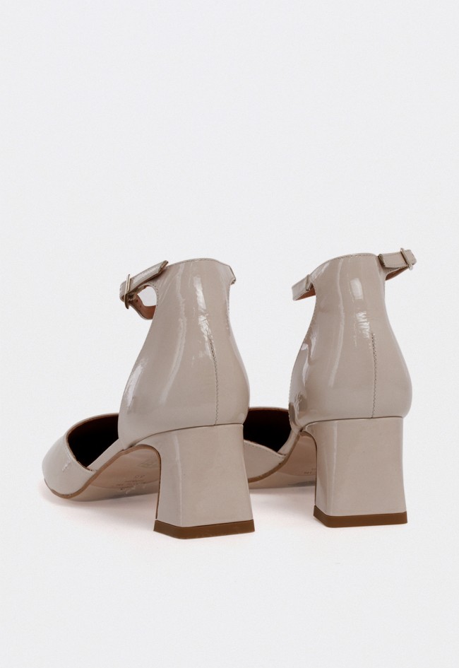 Zapato de piel charol beige con pulsera al tobillo y tacón geométrico — sofisticación minimal Alarcón 24013-275a