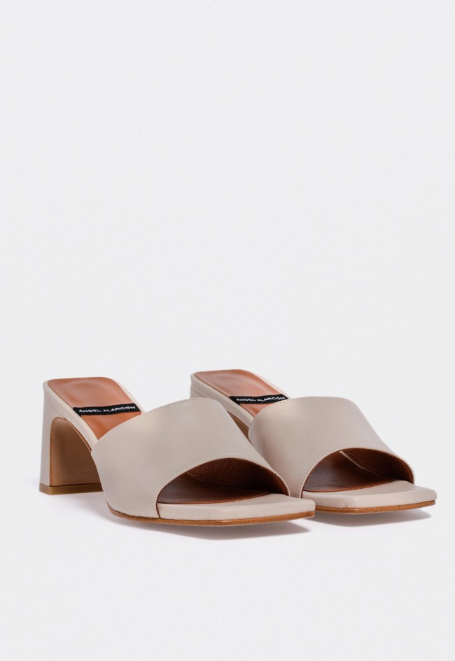 Sandalia de piel beige con tacón geométrico y punta cuadrada — minimalismo sofisticado Alarcón 25139-528q