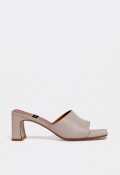 Sandalia de piel beige con tacón geométrico y punta cuadrada — minimalismo sofisticado Alarcón 25139-528q