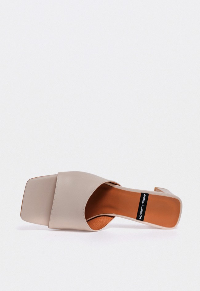 Sandalia de piel beige con tacón geométrico y punta cuadrada — minimalismo sofisticado Alarcón 25139-528q