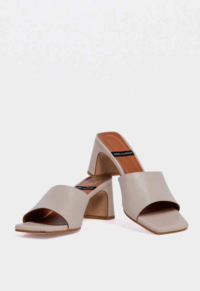 Sandalia de piel beige con tacón geométrico y punta cuadrada — minimalismo sofisticado Alarcón 25139-528q