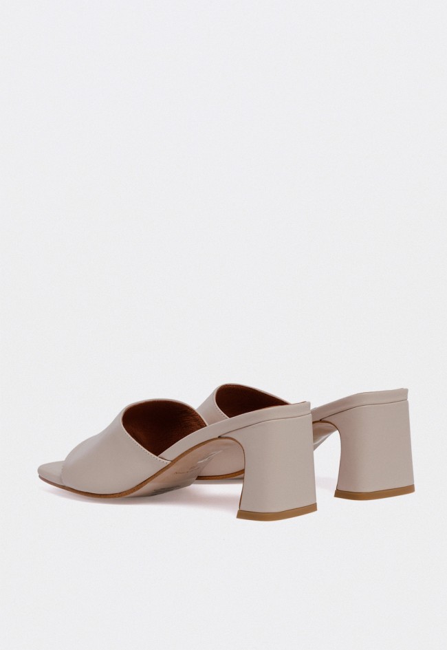 Sandalia de piel beige con tacón geométrico y punta cuadrada — minimalismo sofisticado Alarcón 25139-528q
