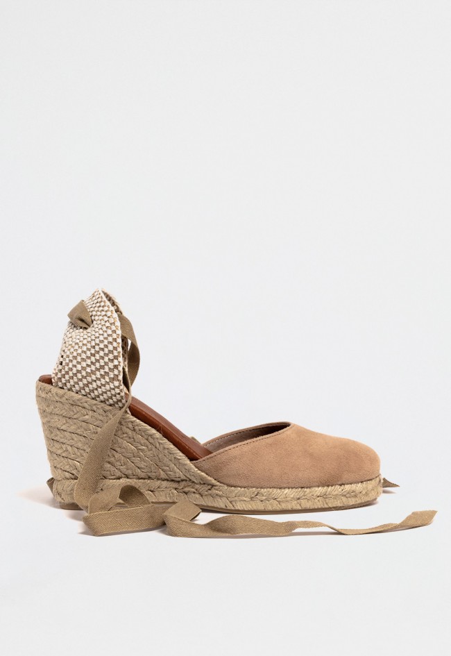 Alpargata de mujer en piel serraje taupe con cuña de yute y cintas — estilo mediterráneo con altura Shiny 7003