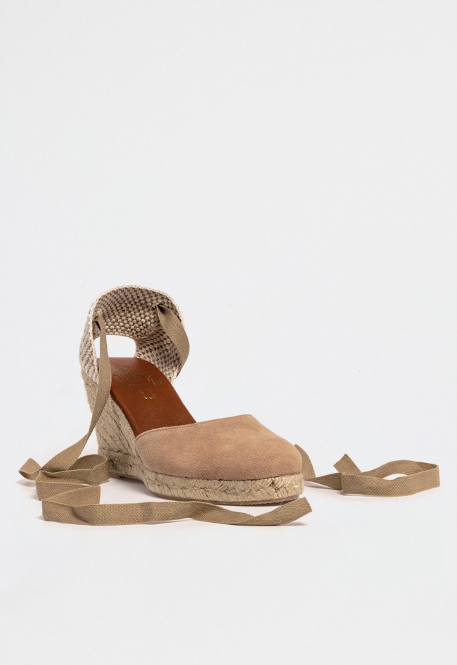 Alpargata de mujer en piel serraje taupe con cuña de yute y cintas — estilo mediterráneo con altura Shiny 7003