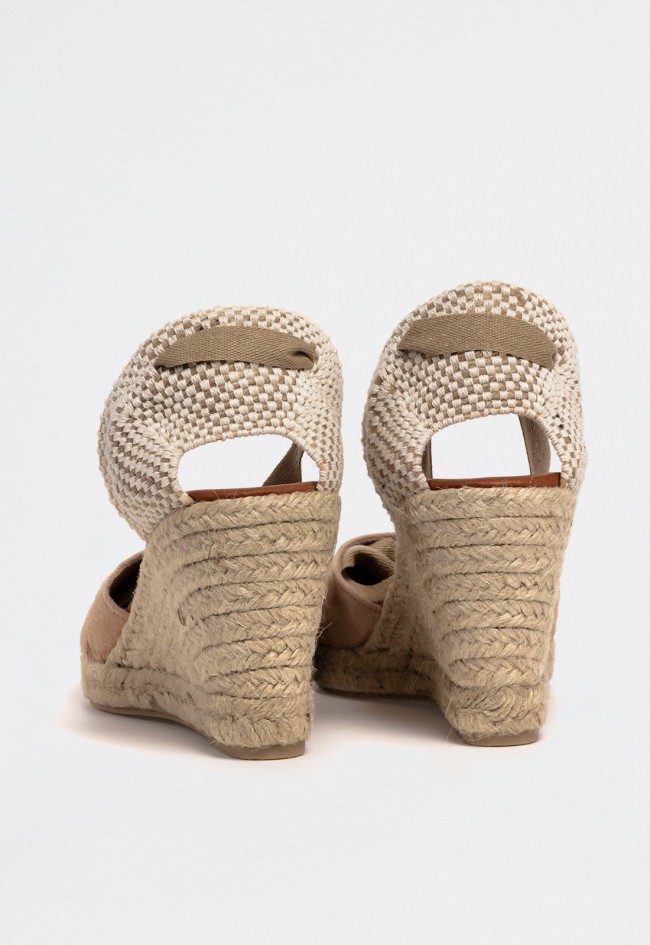 Alpargata de mujer en piel serraje taupe con cuña de yute y cintas — estilo mediterráneo con altura Shiny 7003