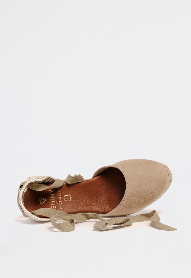 Alpargata de mujer en piel serraje taupe con cuña de yute y cintas — estilo mediterráneo con altura Shiny 7003