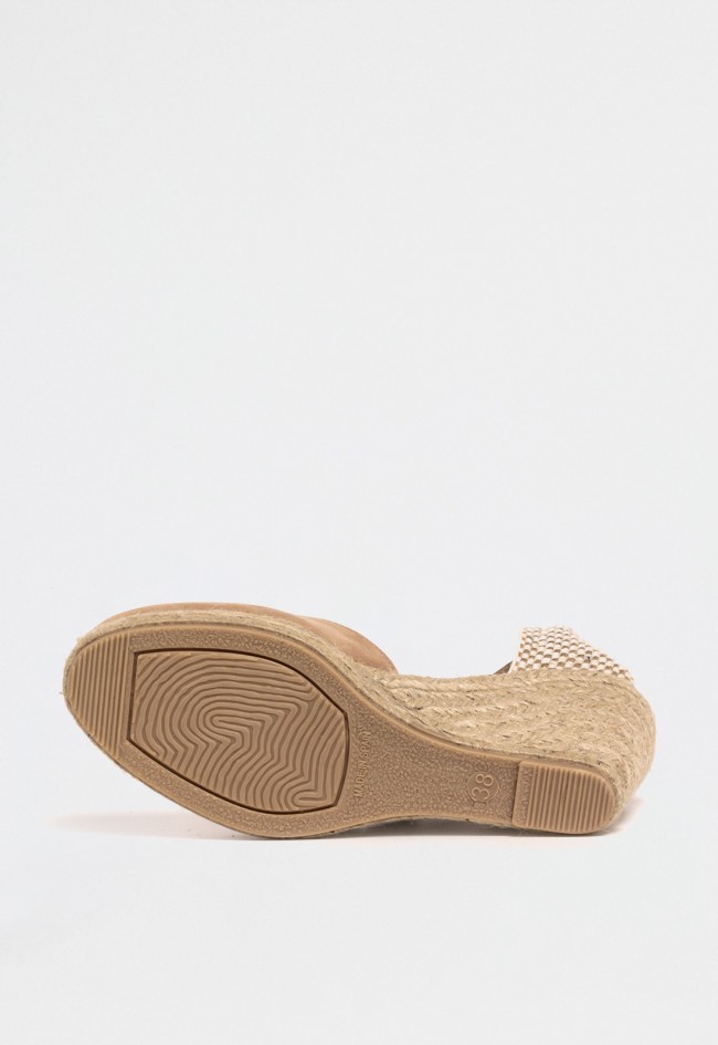 Alpargata de mujer en piel serraje taupe con cuña de yute y cintas — estilo mediterráneo con altura Shiny 7003