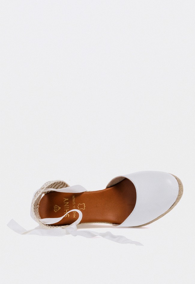 Alpargata de mujer en piel blanca con cuña de yute y cintas — elegancia mediterránea con toque fresco Shiny 7003