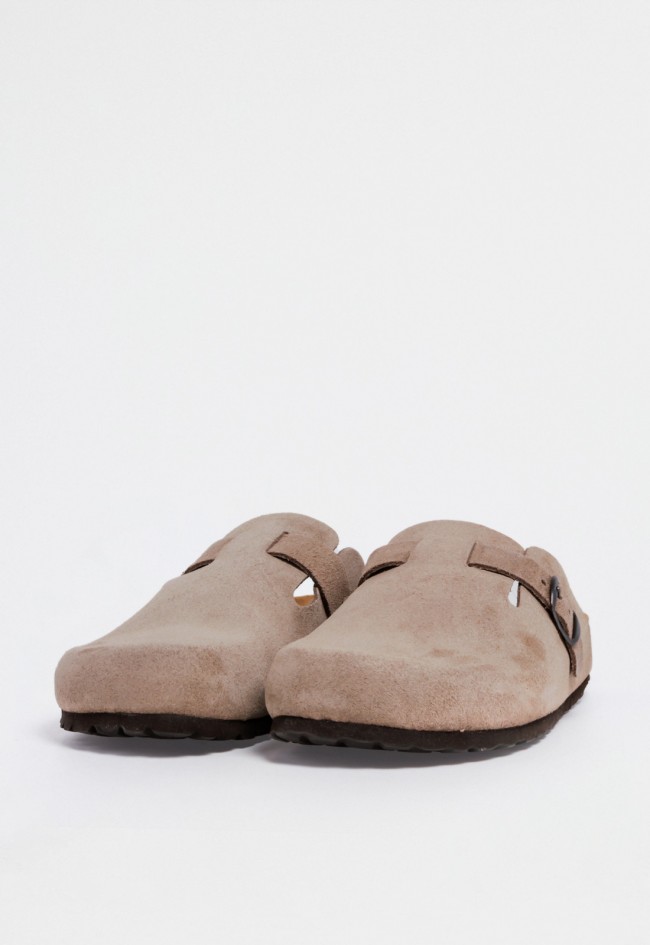 Zueco bio de mujer en piel serraje beige con hebilla — estilo comfy y natural para todos los días VAS 599 serj