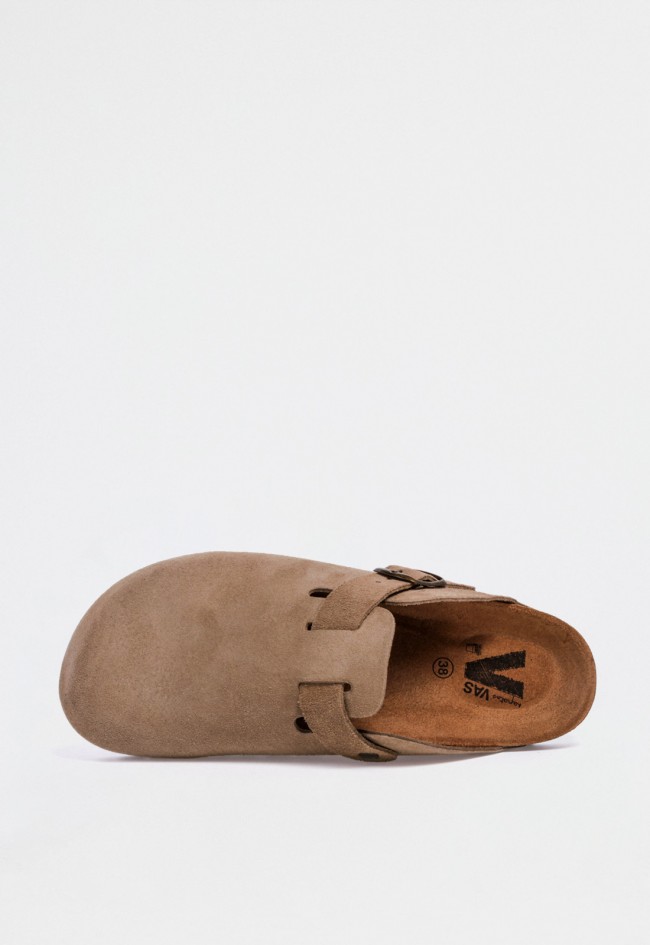 Zueco bio de mujer en piel serraje taupe con hebilla — estilo relajado y comfy a la última VAS 355