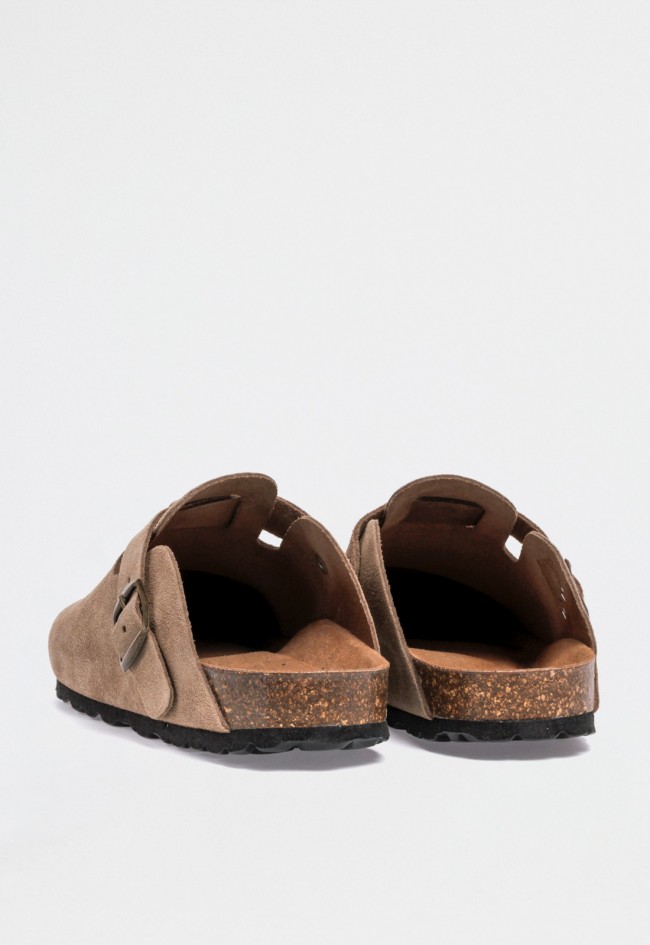 Zueco bio de mujer en piel serraje taupe con hebilla — estilo relajado y comfy a la última VAS 355