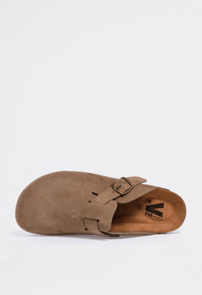 Zueco bio de hombre en piel serraje taupe con hebilla — estilo casual y atemporal VAS 355