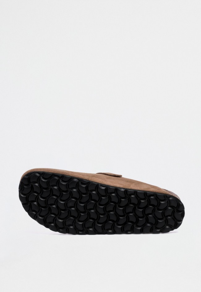 Zueco bio de hombre en piel serraje taupe con hebilla — estilo casual y atemporal VAS 355