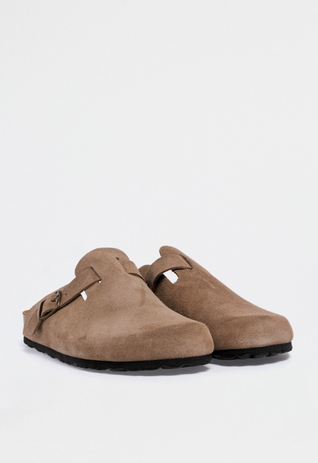 Zueco bio de hombre en piel serraje taupe con hebilla — estilo casual y atemporal VAS 355